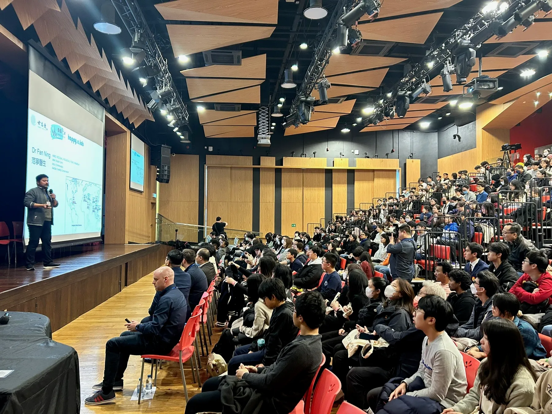 Students and parents filling a lecture theatre at a Medefine conference